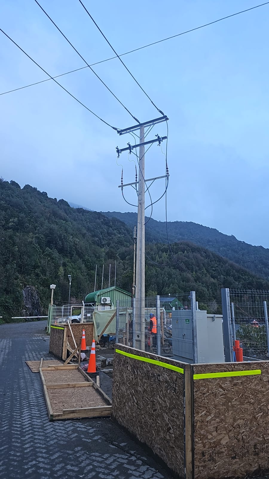 Mantenimiento Industrial - Revisión y mantenimiento de sistemas eléctricos en planta industrial.