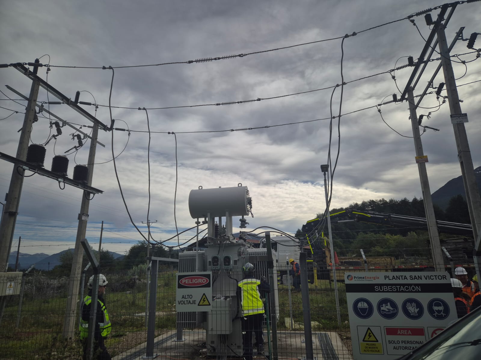 Equipo técnico de Racam realizando instalación eléctrica certificada SEC