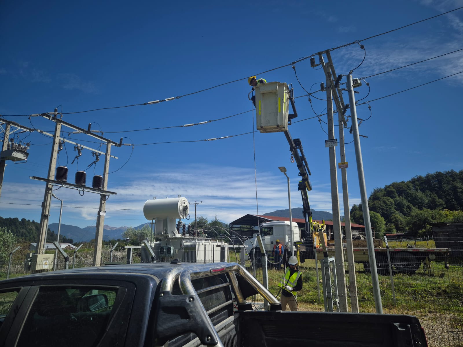 Profesionales de Racam en proyecto de ingeniería eléctrica industrial